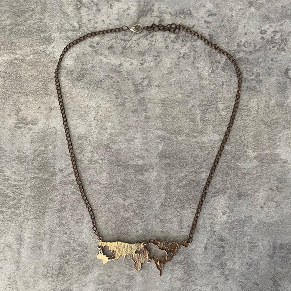 World map necklace - Picture 2 of 3